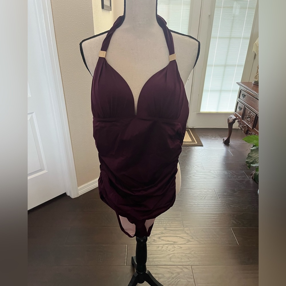 Beautiful one piece, Victoria’s Secret never worn one color bathing suit.